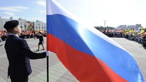 Российский триколор вернется в учебные заведения