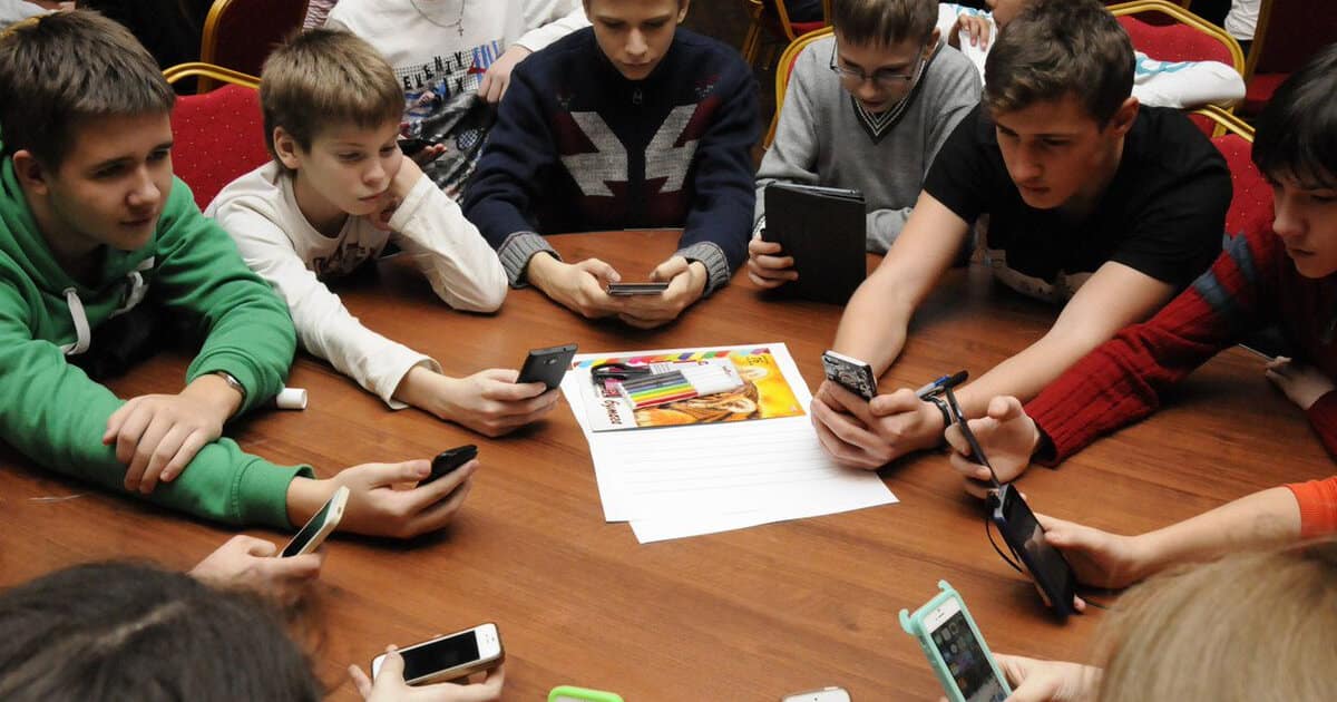 Школьники могут остаться без телефонов